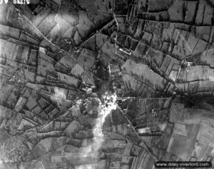 14 juin 1944 : bombardement aérien de la commune de Aunay-sur-Odon. La fumée se dirige vers l'est. Photo : IWM