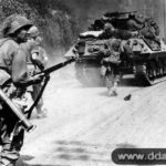 23 août 1944 : des soldats du 11ème régiment de la 5ème division d’infanterie américaine appuyés par un chasseur de chars M10 Destroyer progressent le long de l’avenue de Valvins à Avon.