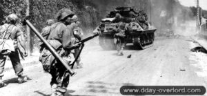 23 août 1944 : des soldats du 11ème régiment de la 5ème division d’infanterie américaine appuyés par un chasseur de chars M10 Destroyer progressent le long de l’avenue de Valvins à Avon.
