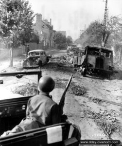 Le 30 juillet 1944, une patrouille américaine contrôle les épaves d’un convoi allemand détruit à Avranches par l’aviation alliée. Photo : US National Archives