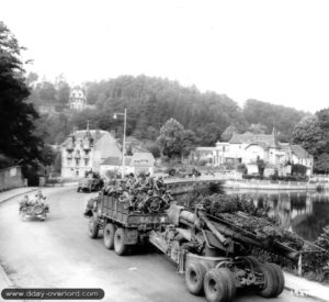 Un convoi américain d'artillerie traverse le pont du Lac et la rue des Casinos à Bagnoles-de-l'Orne. Photo : US National Archives