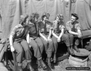 30 juillet 1944 : une troupe de Women Army Corps (WAC) participe à un spectacle à Banville au profit des soldats et de la population. Photo : US National Archives