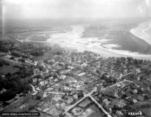 Vue aérienne de la ville de Barneville-Carteret pendant la bataille de Normandie. Photo : US National Archives