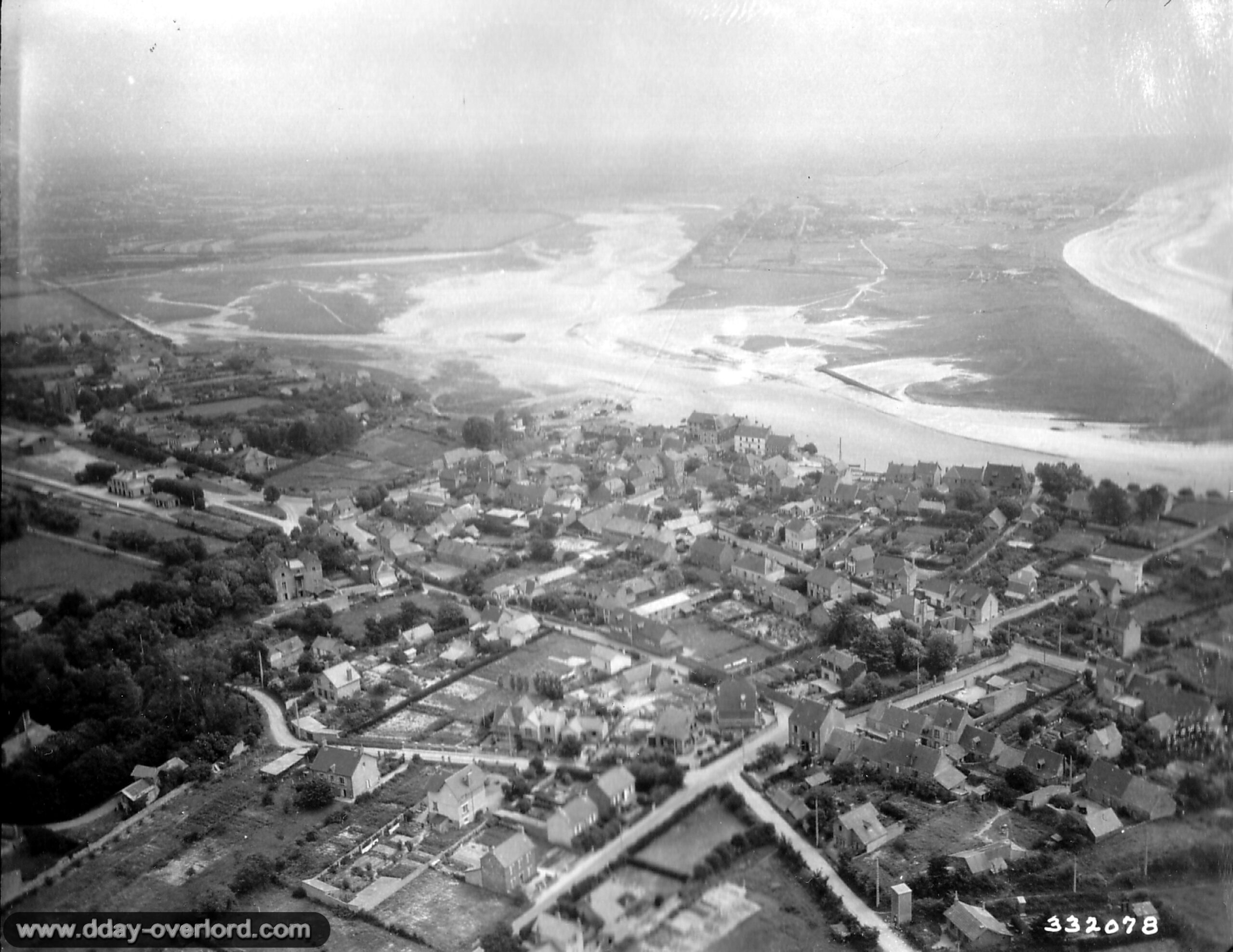 Libération de Barneville-Carteret en 1944 pendant la bataille de Normandie 1 Vue aérienne de la ville de Barneville-Carteret pendant la bataille de Normandie. Photo : US National Archives