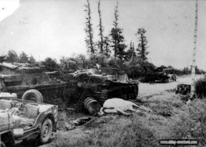 14 juin 1944 : vestiges de la contre-attaque allemande vers Carentan sur la route de Baupte. Photo : US National Archives