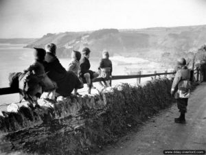 Des enfants anglais observent les exercices de débarquement alliés effectués le long de la côte de Blackpool Sands avant le lancement de l’opération Overlord. Photo : US National Archives