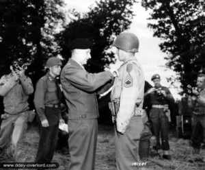 7 juillet 1944 : le T/Sergent Philip Streczyk de la Easy Company, 2nd Batallion, 16th Regiment, 1st Infantry Division est décoré par le général Montgomery de la British Military Medal Photo: US National Archives
