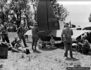 Des prisonnières allemandes sous bonne garde à l’ombre d’un planeur (Serial 34 du 437th) ayant participé à l’opération Galveston le 7 juin 1944. Photo : US National Archives