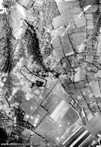 Photo aérienne du bombardement de la batterie allemande de Villerville (Stp 12). Photo : US National Archives