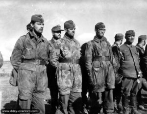 18 septembre 1944 : un groupe d’officiers allemands de la Luftwaffe se rend aux Américains à Brest. Photo : US National Archives