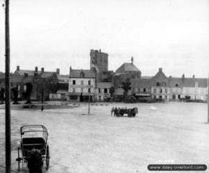 21 juin 1944 : un drapeau américain a été hissé sur la place centrale de Bricquebec. Photo : US National Archives