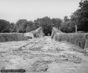 Le 20 juin 1944, trois soldats américains de la 79ème division d’infanterie inspectent une rampe de lancement des fusées V1 du complexe de Sottevast-Brix. Photo : US National Archives