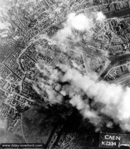 6 juin 1944 : bombardement aérien du quartier Saint-Jean vers 13h00. Photo : US National Archives