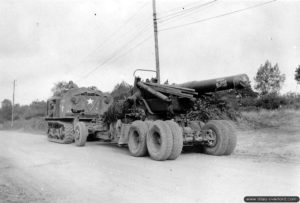 Le 31 juillet 1944, un obusier M1 américain est tracté sur la route de Carantilly par un M4 High Speed Tractor appartenant à un Field Artillery Batallion. Photo : US National Archives