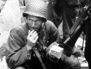 Le 11 juin, pendant les combats de Carentan, ce soldat américain fait une rapide pause et avale un morceau de pain. Photo : US National Archives