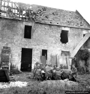 4 juillet 1944 : pause repas pour ces soldats appartenant au Cameron Highlanders of Ottawa (Machine Gun) dans le secteur de Carpiquet. Photo : US National Archives