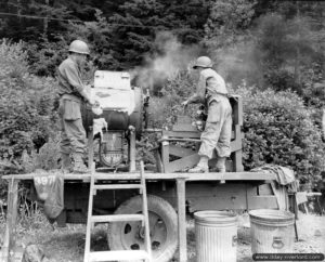 17 juillet 1944 : dans le secteur de Castillon, des sapeurs américains ont réussi à mettre au point une machine à laver de fortune avec les moyens du bord. Photo : US National Archives