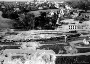 Vue aérienne de la gare de Cérences bombardée par les Alliés. Photo : US National Archives