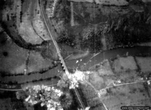 Vue du bombardement aérien du viaduc ferroviaire (ligne Caen-Flers) de Clécy sur l’Orne. Photo : US National Archives