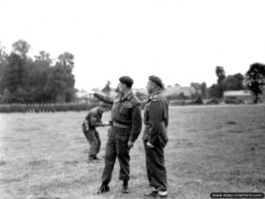 2 août 1944 : le général Keller, commandant la 3ème division d’infanterie canadienne, passe en revue la 7ème brigade. Photo : Archives Canada