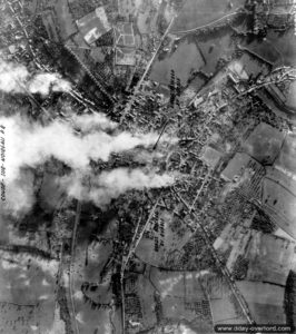 7 juin 1944 : vue du bombardement aérien de Condé-sur-Noireau. Photo : US National Archives