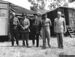 12 juin 1944 : réunion des autorités commandant le 21st Army Group dans le parc du château de Creullet (devenu quartier général). De gauche à droite : Dempsey, Brooke, Churchill, Montgomery, Jan Christiaan Smuts (Afrique du Sud). Photo : US National Archives