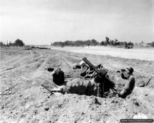 26 juin 1944 : le soldat américain Leroy C. White monte la garde dans son poste de combat avec sa mitrailleuse anti-aérienne sur l'aérodrome de Deux-Jumeaux codé ALG A-4. Photo : US National Archives