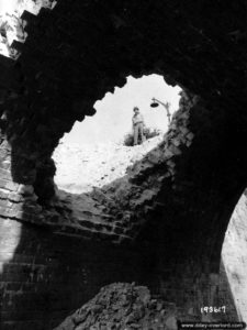 15 août 1944 : le trou béant causé par l’impact d’une bombe dans un pont de Domfront. Photo : US National Archives
