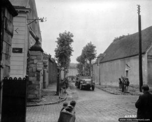 21 août 1944 : un half-track M3 américain appartenant au 38th Armored Infantry Battalion de la 7th (US) Armored Division traverse Dourdan sous les acclamations de la population civile. Photo : US National Archives