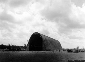 4 novembre 1944 : le hangar à ballons dirigeables d'Ecausseville. Photo : US National Archives