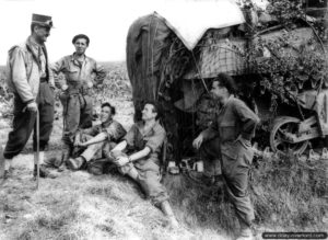 17 août 1944 : le général Leclerc discute avec des cavaliers appartenant au 501e régiment de chars de combats de la 2e division blindée, dans le secteur d'Écouché. Photo : US National Archives