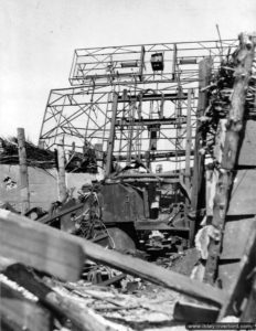 22 juin 1944 : les vestiges de la station d’écoute radar allemande située sur les falaises du Raz de la Percée à Englesqueville, avec un radar Freya FuMG80. Photo : US National Archives