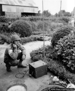 21 juin 1944 : à Étienville, le T/5 William Judd du 325th Glider Infantry Regiment (82nd US Airborne Division) utilise une radio SCR 509. Photo : US National Archives
