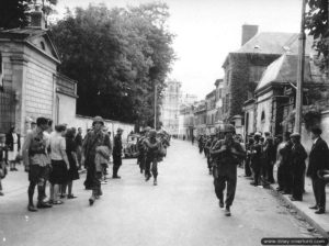 25 août 1944 : des soldats américains appartenant au 117ème régiment (commandé par le Colonel Walter M. Johnson) de la 30ème division d’infanterie progressent dans Evreux. Photo : US National Archives