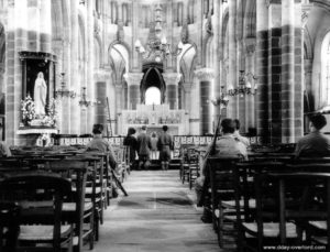 14 août 1944 : des soldats américains et des civils se recueillent dans l’église Notre-Dame de La Ferté-Macé. Photo : US National Archives