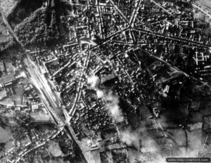 Photo aérienne du bombardement du secteur de la gare de Flers. Photo : US National Archives