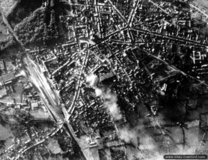 Photo aérienne du bombardement du secteur de la gare de Flers. Photo : US National Archives