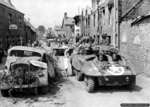 31 juillet 1944 : dans Le Repas (commune de Folligny), des éléments du 25th Cavalry Reconnaissance Squadron (Mecanized) de la 4th (US) Armored Division. Photo : US National Archives