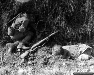 17 août 1944 : les dépouilles de deux soldats américains appartenant à la 3rd (US) Armored Division aux abords du carrefour de Fromentel. Photo : US National Archives