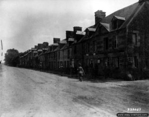 4 août 1944 : des soldats progressent dans Fonternemont sur la route nationale numéro 24 bis. Photo : US National Archives