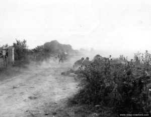 10 juin 1944 : la 4ème division d’infanterie américaine attaque les défenses allemandes de Foucarville avec un canon antichar de 57 mm. Photo : US National Archives