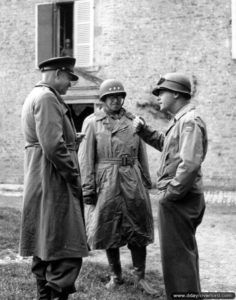 3 juillet 1944 : les généraux Eisenhower, Bradley, Collins au château de Francquetot à l’est de Carquebut (entre Eturville et Blosville). Photo : US National Archives