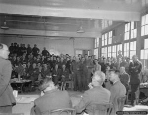 3 août 1944 : réunion de membres du Congrès américain à Granville avec des officiels de l’United Nations Relief and Rehabilitation Administration. Photo : US National Archives