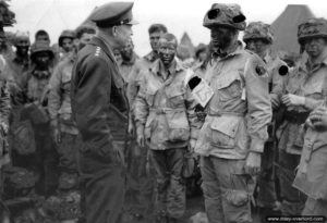 Le 5 juin 1944 à l'aérodrome de Greenham Common, le 502nd PIR reçoit la visite du général Eisenhower. Photo : US National Archives