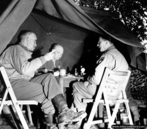 4 juillet 1944 à Huanville : les généraux Eisenhower et Bradley accompagnés par le général Ira T. Wyche (à droite) commandant la 79th (US) Infantry Division. Photo : US National Archives