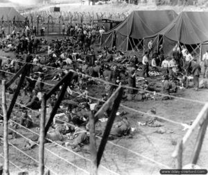 11 juin 1944 : un camp de prisonniers allemands dans le secteur d'Isigny-sur-Mer. Photo : US National Archives