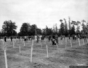 14 juillet 1944 : cérémonie du souvenir au cimetière militaire de La Cambe à l’occasion de la fête nationale française. Photo : US National Archives