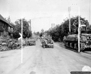 Août 1944 : plusieurs véhicules dans La Chapelle-Urée : un char Sherman de l’escadron G du 33rd Armored Regiment CCB de la 3rd Armored Division, une Jeep de la compagnie de commandement du 117ème régiment de la 30th Infantry Division.