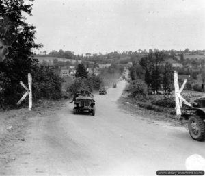 7 août 1944 : une colonne de Jeep appartenant à la Heavy Weapon Company du 38ème régiment de la 2ème division d’infanterie américaine dans le secteur de La Courbe. Photo : US National Archives