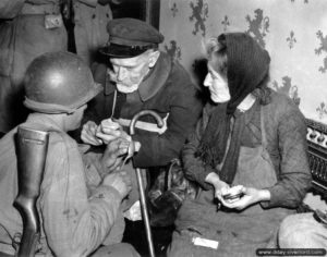 11 juillet 1944 : Eugène et Honorine Sérée, originaires de Donville, trouvent refuge auprès des Américains pour être relogés à La-Haye-du-Puits. Photo : US National Archives